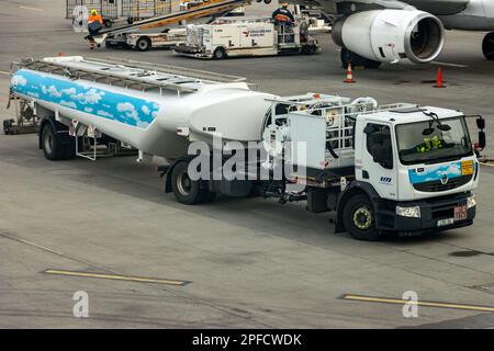 PRAGA, CZECHIA, 19 2023 GENNAIO, camion con cisterna carburante per aerei all'aeroporto internazionale - Vaclav Havel Aeroporto Praga. Foto Stock