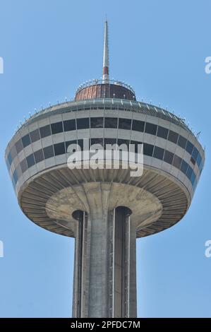 Niagara Falls Town, ON, Canada - 30 maggio 2015: Vista alla torre Skylon vicino alle cascate del Niagara Foto Stock