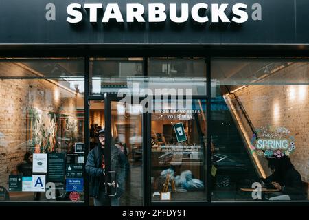 New York, Stati Uniti. 13th Mar, 2023. Il barista Starbucks e l'organizzatore del sindacato Austin Locke è visto dopo il suo turno nella sede Astoria della catena di caffè globale. Austin Locke, un dipendente Starbucks di sei anni, è stato licenziato il 5 luglio 2022 dopo che l'azienda con sede a Seattle ha accusato di aver violato i protocolli COVID dell'azienda e di aver fatto una falsa dichiarazione di violenza sul luogo di lavoro. Il sig. Locke è stato da allora riassunto dalla società del caffè, che dovrà anche tosse fino a $$21.000 in backpay e sanzioni come parte di un accordo per la violazione della legge sul lavoro della città fiera. Credit: SOPA Images Limited/Alamy Live News Foto Stock