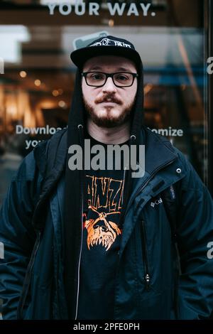 Il barista Starbucks e l'organizzatore del sindacato Austin Locke è visto dopo il suo turno nella sede Astoria della catena di caffè globale. Austin Locke, un dipendente Starbucks di sei anni, è stato licenziato il 5 luglio 2022 dopo che l'azienda con sede a Seattle ha accusato di aver violato i protocolli COVID dell'azienda e di aver fatto una falsa dichiarazione di violenza sul luogo di lavoro. Il sig. Locke è stato da allora riassunto dalla società del caffè, che dovrà anche tosse fino a $$21.000 in backpay e sanzioni come parte di un accordo per la violazione della legge sul lavoro della città fiera. (Foto di Olga Fedorova/SOPA Images/Sipa USA) Foto Stock