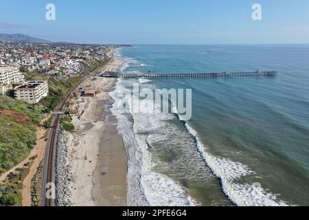 San Clemente, California, Stati Uniti. 16th Mar, 2023. Una vista aerea del molo e delle spiagge sull'oceano Pacifico a San Clemente, una città di destinazione per il surf di classe mondiale. (Credit Image: © Ruaridh Stewart/ZUMA Press Wire) SOLO PER USO EDITORIALE! Non per USO commerciale! Foto Stock