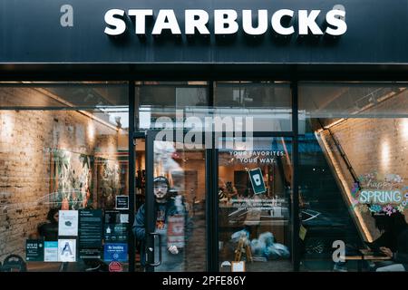 New York, Stati Uniti. 13th Mar, 2023. Il barista Starbucks e l'organizzatore del sindacato Austin Locke è visto dopo il suo turno nella sede Astoria della catena di caffè globale. Austin Locke, un dipendente Starbucks di sei anni, è stato licenziato il 5 luglio 2022 dopo che l'azienda con sede a Seattle ha accusato di aver violato i protocolli COVID dell'azienda e di aver fatto una falsa dichiarazione di violenza sul luogo di lavoro. Il sig. Locke è stato da allora riassunto dalla società del caffè, che dovrà anche tosse fino a $$21.000 in backpay e sanzioni come parte di un accordo per la violazione della legge sul lavoro della città fiera. (Credit Image: © Olga Fedorova/SOPA Images Foto Stock