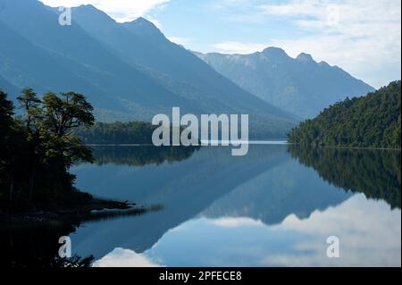 Lago Correntoso la mattina presto come visto dalla Seven Lakes Road, Ruta 40, Neuquén, Argentina Foto Stock