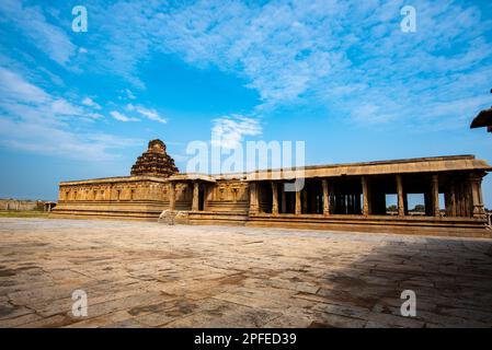 Tempio di Pattabhirama in Hampi dedicato al Signore RAM. Hampi, la capitale dell'antico Impero Vijayanagara, è patrimonio dell'umanità dell'UNESCO. Foto Stock