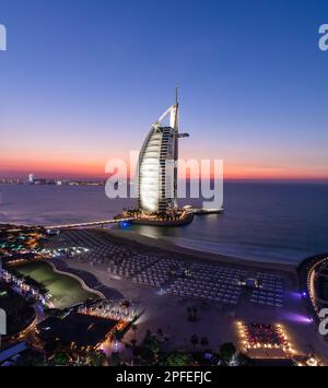 Scatto colorato del Burj al Arab in una chiara serata invernale a Dubai, Emirati Arabi Uniti Foto Stock