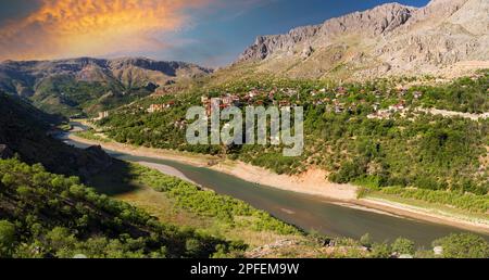 Vista panoramica del fiume Eufrate ( turco; Fırat nehri ) e della città di Kemaliye al mattino. Destinazioni di viaggio locali della Turchia. Erzincan Foto Stock