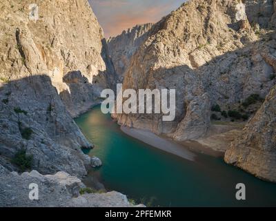 Vista del profondo canyon e del fiume Eufrate all'alba. Canyon scuro (turco; Karanlık Kanyon) a Kemaliye. Destinazioni di viaggio in Turchia. Foto Stock