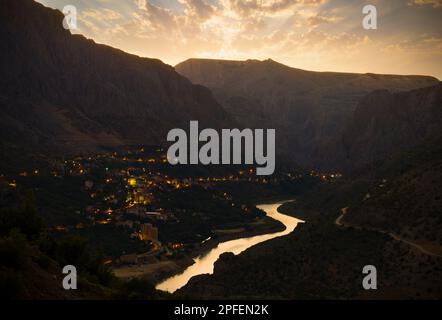 La sagoma del fiume Eufrate ( turco; Fırat nehri ) e la sua valle. Vista del tramonto nella città di Kemaliye. Destinazioni di viaggio in Turchia. Erzincan Foto Stock