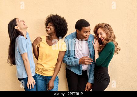 Studio shot di amici multirazziali felici in piedi insieme Foto Stock