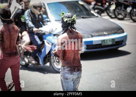 Parata dei Penitenti e dei flagellanti sanguinanti, settimana Santa, Venerdì Santo, evento tradizionale delle Filippine, Maleldo, vera crocifissione, sanguinosa pasqua flogging Foto Stock