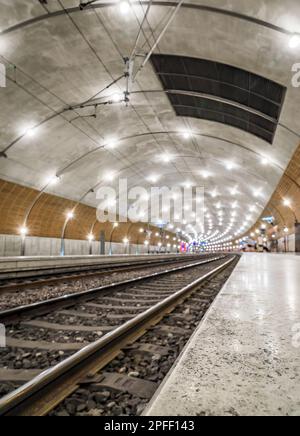 I binari scompaiono nel tunnel e le luci alla stazione della metropolitana di Monte Carlo, Monaco, in Costa Azzurra Foto Stock