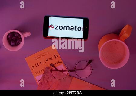 India. 17th Mar, 2023. In questa foto, il logo Zomato viene visualizzato sullo schermo di un telefono cellulare. Credit: SOPA Images Limited/Alamy Live News Foto Stock