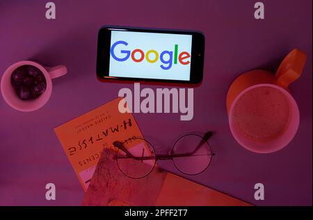 India. 17th Mar, 2023. In questa immagine, il logo Google viene visualizzato sullo schermo di un telefono cellulare. Credit: SOPA Images Limited/Alamy Live News Foto Stock