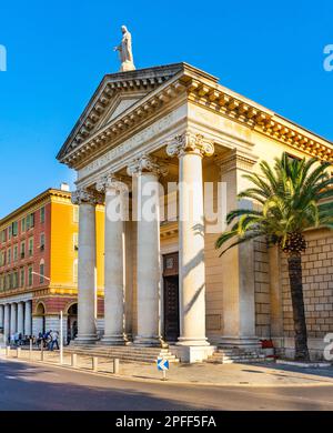 Nizza, Francia - 5 agosto 2022: Chiesa di nostra Signora del Porto Eglise Notre Dame du Port a Place de l'Ile de Beaute nella storica Nizza Port adistrict Foto Stock