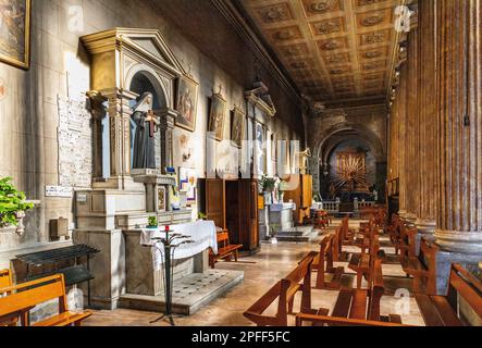 Nizza, Francia - 5 agosto 2022: Navata cappella di nostra Signora del Porto Chiesa Eglise Notre Dame du Port nel porto storico di Nizza e yacht marina quartiere Foto Stock