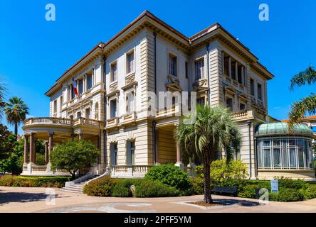 Nizza, Francia - 7 agosto 2022: Museo d'arte Villa Massena, palazzo e giardino a Promenade des Anglais, nella storica città vecchia di Vieux Vieille Ville Foto Stock