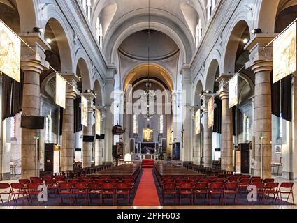 Nizza, Francia - 7 agosto 2022: Navata principale e presbiterio di Eglise Saint Pierre d'Arene St. Pietro nel quartiere storico le Carre d'Or di Nizza Foto Stock