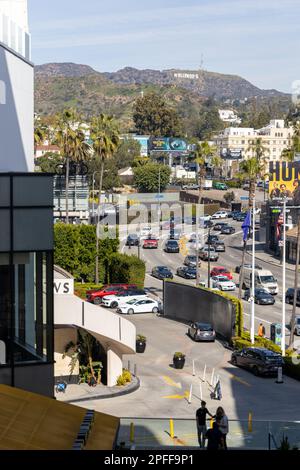 L'iconica insegna di Hollywood vista dal centro commerciale durante il giorno a Hollywood California USA il 5th 2023 febbraio Foto Stock