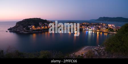 Amasra, Bartin, Turchia. 18 luglio 2021. Città di Amasra di notte. Vista panoramica di Amasra in una serata estiva. Foto Stock