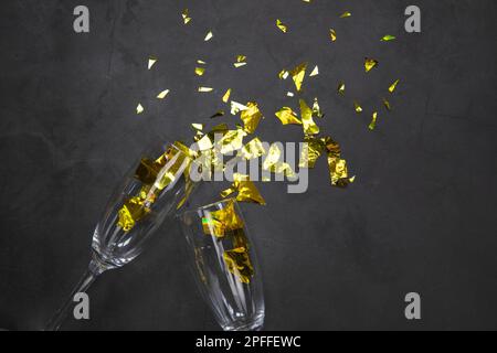 Grazie, due bicchieri di champagne con decorazione d'oro concetto di celebrazione, vista dall'alto concetto di festa Foto Stock