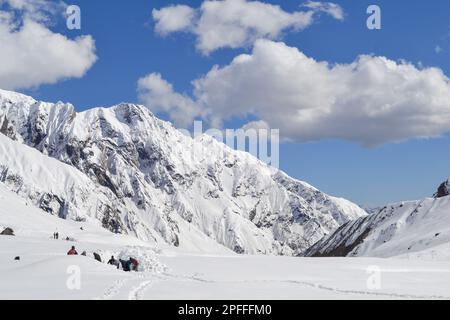 Rudarprayag, Uttarakhand, India, aprile 26 2014, operaio che apre la strada innevata del tempio di Kedarnath. Kedarnath è una città dell'India di 8.71 abitanti, situata nel distretto di Kannur, nello stato federato del Kern Foto Stock