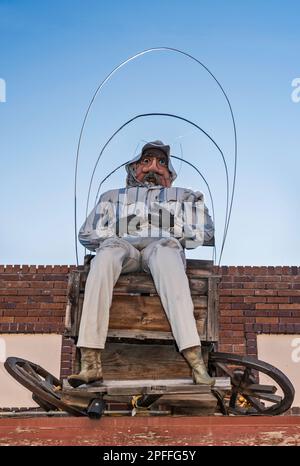 Cowboy figura sul tetto del Nevada Club Saloon, Main Street nella storica città mineraria dell'argento di Pioche, Great Basin, Nevada, USA Foto Stock