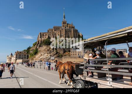 Le Mont-Saint-Michel (Patrimonio dell'Umanità dell'UNESCO). Comune dell'isola in Normandia, Francia. Foto Stock