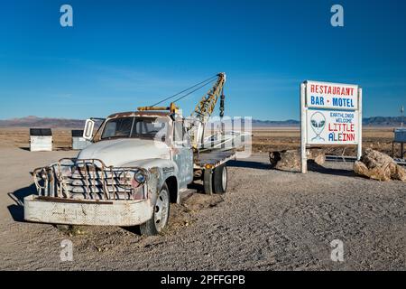 Il traino di camion si è schiantato UFO, installazione di arte locale, segno piccolo A’le’Inn motel, Extraterrestrial Hwy NV-375, a Rachel, Sand Spring Valley, Nevada Foto Stock