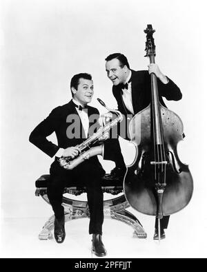 TONY CURTIS e JACK LEMON in ALCUNI LIKE IT HOT 1959 regista BILLY WILDER sceneggiatura Billy Wilder e I.A.L. Diamond Ashton Productions / The Mirisch Corporation / United Artists Foto Stock