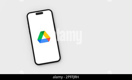 Logo Google Drive sullo schermo del telefono cellulare su sfondo grigio con spazio di copia Foto Stock