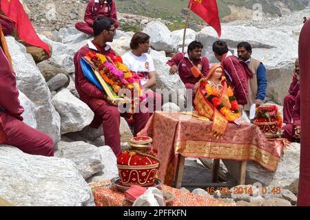 Rudarprayag, Uttarakhand, India, giugno 16 2014, pellegrini con Adi Shankaracharya idol in Kedarnath India. ADI Shankaracharya era un filosofo indiano Foto Stock
