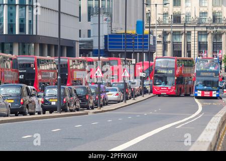 Londra, Regno Unito - 23 maggio 2018 : Vista degli autobus a due piani rossi e dei taxi neri nel centro di Londra UK Foto Stock