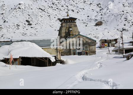 Tempio di Kedarnath, santuario coperto di neve. Il tempio di Kedarnath è un tempio indù dedicato a Shiva. Situato sulla catena del Garhwal Himalayan vicino all'uomo Foto Stock