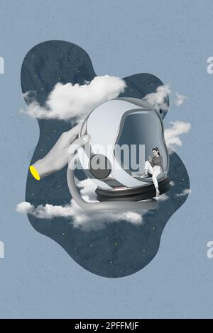 Collage verticale immagine del braccio tenere astronauta casco mini nero bianco gamma ragazza seduta utilizzare smartphone ascoltare musica isolata su nuvole cielo Foto Stock