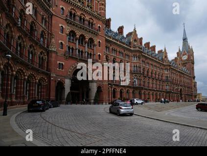 Londra - 05 07 2022: Facciata della stazione internazionale di St Pancras e hotel su Euston Rd Foto Stock