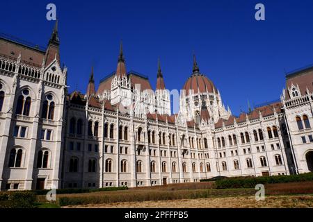 L'edificio neogotico del Parlamento a Kossuth ter, Piazza Kossuth, progettato da Imre Steindl nel 1885, Budapest, Ungheria Foto Stock