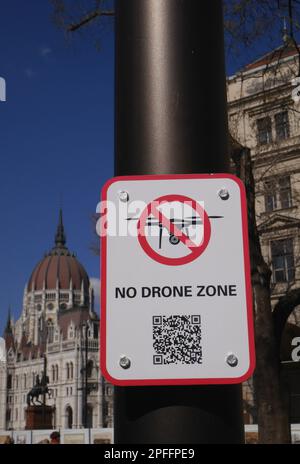 Cartello con il codice QR che indica una zona senza droni all'esterno dell'edificio del Parlamento, Budapest, Ungheria Foto Stock