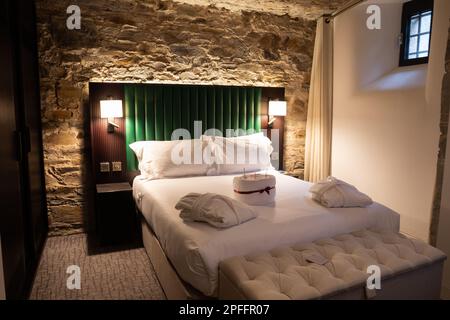 Camera da letto nel Bodmin Jail Hotel a Bodmin, Cornovaglia Foto Stock