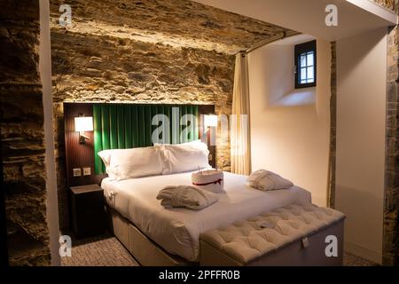 Camera da letto nel Bodmin Jail Hotel a Bodmin, Cornovaglia Foto Stock