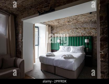 Camera da letto nel Bodmin Jail Hotel a Bodmin, Cornovaglia Foto Stock