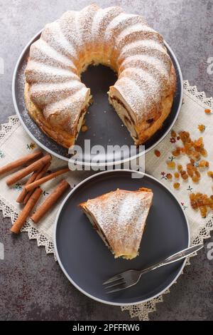 Primo piano della torta di Pasqua carinzia in un piatto sul tavolo. Vista verticale dall'alto Foto Stock