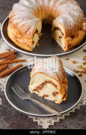 Primo piano della torta di Pasqua carinzia in un piatto sul tavolo. Verticale Foto Stock