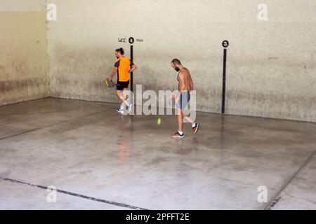 Pamplona, Spagna - 02 agosto 2022: Uomini che giocano a squash nel campo di cemento Foto Stock