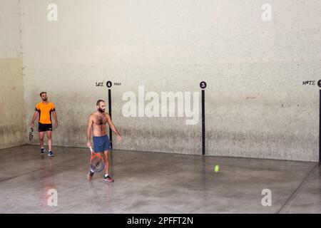 Pamplona, Spagna - 02 agosto 2022: Uomini che giocano a squash nel campo di cemento Foto Stock