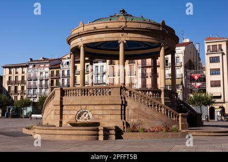 Pamplona, Spagna - 2 agosto 2022: Monumento al Padiglione nella piazza del castello nel centro storico di Pamplona Foto Stock