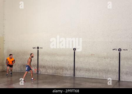 Pamplona, Spagna - 02 agosto 2022: Uomini che giocano a squash nel campo di cemento Foto Stock