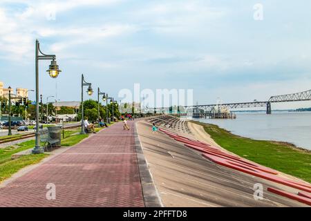 Baton Rouge, USA - 13 luglio 2013: Le persone amano sedersi al Mississippi Promenade a Baton Rouge nel pomeriggio. Foto Stock