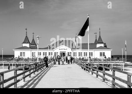 Ahlbeck, Germania - 20 aprile 2014: La gente gode il molo e la spiaggia di Heringsdorf, Germania. Il mar baltico nell'isola di Usedom è famoso per il suo tetto unico Foto Stock