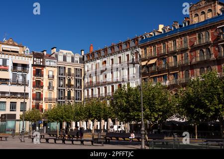 Pamplona, Spagna - 2 agosto 2022: Vista delle facciate dell'edificio nella piazza del castello nel centro storico di Pamplona Foto Stock