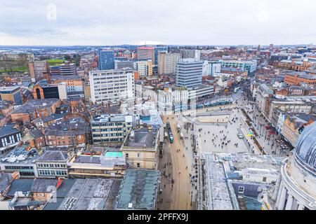 Foto panoramica del drone di Old Market Square a Nottingham, Regno Unito. persone che camminano per le strade. Foto di alta qualità Foto Stock